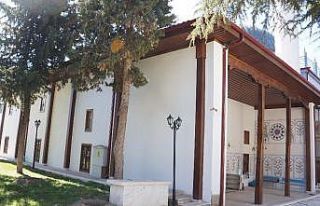 Çivi kullanılmadan yapılan tarihi ahşap cami ibadete...