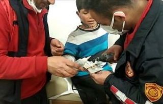 Çocuğun parmağına sıkışan yüzük kesilerek...