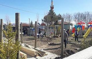 Çocuk parkına ağaç dikimi