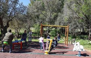 Çocuklar oyun parkına kavuşmanın mutluluğunu...