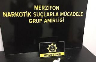 Çorapların arasına sakladığı uyuşturucuyla...