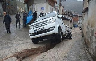Çukura düşen kamyonet şaha kalktı