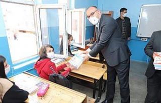 Çukurca Belediyesinden lise öğrencilerine kaynak...