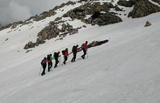 Dağcılar, 7 saatte 3 bin 180 rakımlı karla kaplı...