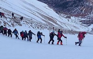 Dağcılardan 7 saatlik zirve tırmanışı