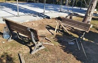 Datça’da oturma banklarına zarar verildi