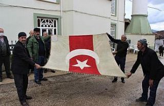 Dedelerinden kalan 300 yıllık bayrağa gözleri...