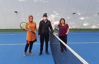 Demirci’de sağlık çalışanları tenis turnuvasında...