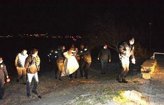 Denize atlayan alkollü kadın ekiplere zor anlar...