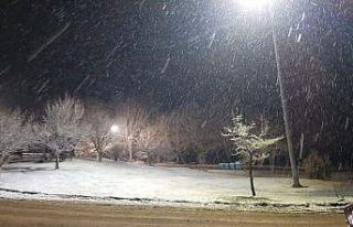 Denizli’nin yüksek kesimde kar yağışı başladı.