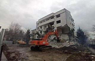 Deprem riskli bina yıkılıyor