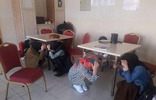 Deprem tatbikatında gerçek depreme yakalanan öğrenciler...