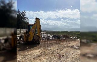 Dere yatağı kenarına dökülen kaçak moloz ve...