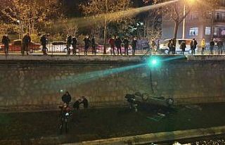 Dereye uçan otomobili izlemek isteyen vatandaşlar...