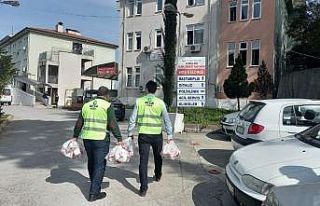 Dernek yöneticileri kandil simidi dağıttı