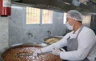 Dev kazanlarda pişiyor, kapı kapı dağıtılıyor