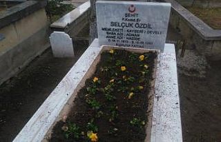 Develi’de ekipler şehit mezarlarını çiçeklerle...