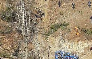 Devrilen traktörün altında kalan sürücü hayatını...