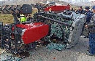 Devrilen traktörün sürücüsü kabin sayesinde...