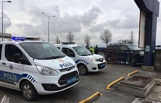 Direksiyon hakimiyetini kaybeden araç market deposuna...