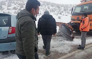 Direksiyon hakimiyetini kaybetti, kar küreme aracına...