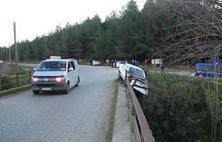 Direksiyon hakimiyetini kaybetti köprüde asılı...