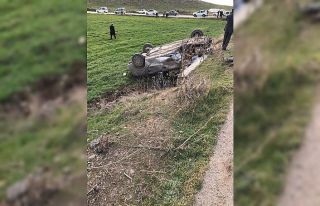 Diyarbakır’da iki araç kafa kafaya çarpıştı:...