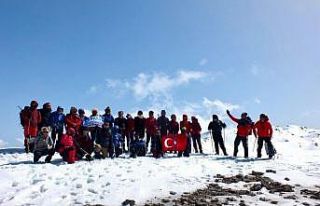 Doğaseverler 2364 metre yükseklikteki zirvede Türk...