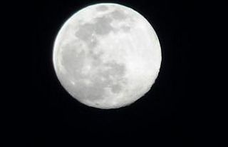 Dolunayın bulutlar arasındaki dansı mest etti