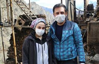 Dört ay sonra düğün yapacak olan çift yanan evlerinin...