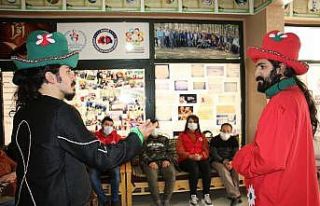 Down sendromlu iki arkadaşa doğum günü sürprizi