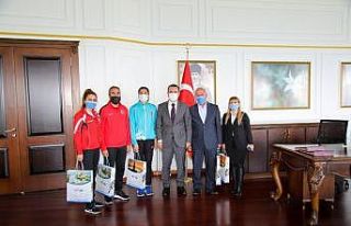 Dünya rekoru kıran sporcudan Kaymakam Türkman’a...