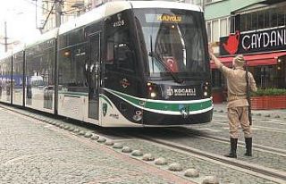 "Dur yolcu" diyen askerler tramvayın önünü...