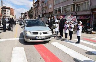 Dursunbey’de yaya geçitlerine ’kırmızı çizgi’...