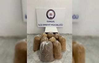 Durumundan şüphelendikleri araçtan 60 kilogram...