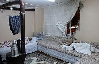 Duvarı yıkan tır davetsiz misafir oldu