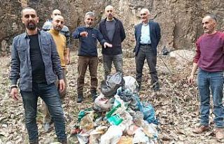 Duyarlı vatandaşlar piknik alanında çöp topladı