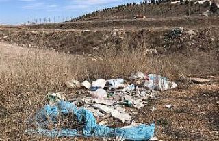 Duyarsızca atılan molozlar çevre kirliliğine neden...