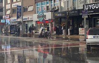 Düzce’de aniden bastıran sağanak vatandaşları...