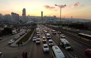 E-5’te servis minibüsü ile otomobil çarpıştı:...