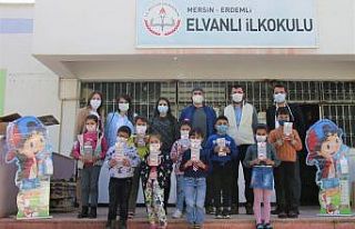 Eczacılardan öğrencilere maske ve dezenfektan desteği