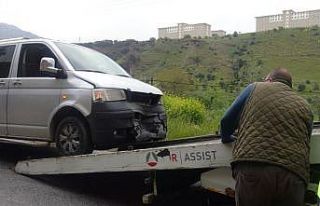 Efeler’de 2 araç kafa kafaya çarpıştı