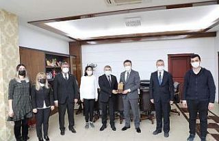 Eğitime 10 bin tablet desteğine teşekkür plaketi