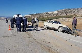 Ehliyetsiz sürücü önünde seyreden otomobile çarptı:...