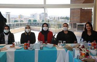 Elazığ belediyesi kadın meclisi, sağlık çalışanlarını...