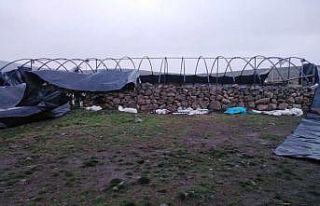 Elazığ’da fırtına direkleri devirdi, çatıları...