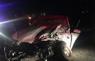 Elazığ’da minibüs ile otomobil çarpıştı:6...