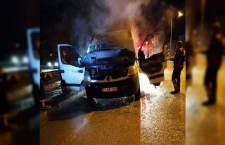 Elazığ’da seyir halindeki minibüs yandı