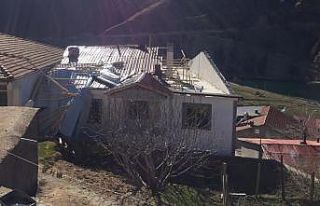 Elazığ’ın 2 ilçesinde fırtına bazı çatıları...