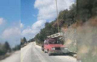 Elektrik direğini kesip hurdacıya götürürken...